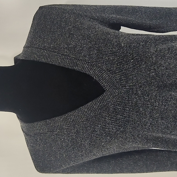 Zara Basic Ribbed V-Neck Sweater - Picture 4 of 9